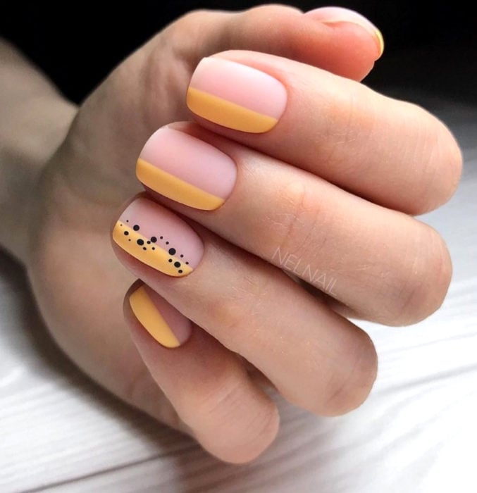 Diseños de uñas sencillos para hacer en casa; esmalte nude, amarillo con puntitos negros