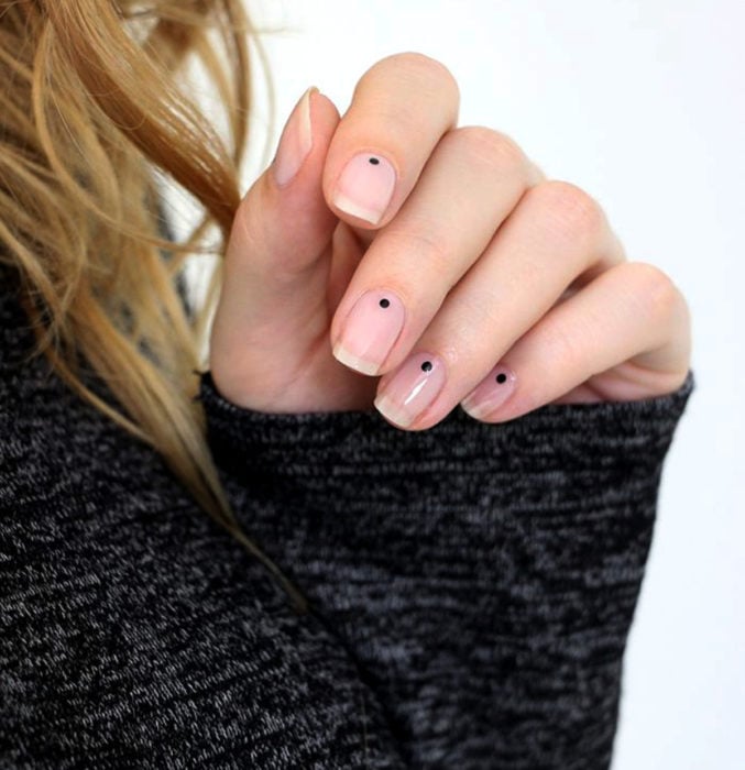 Diseños de uñas sencillos para hacer en casa; esmalte transparente con puntos negros