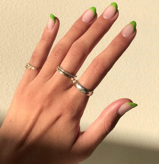 Diseños de uñas sencillos para hacer en casa; manicure francés con esmalte verde brillante