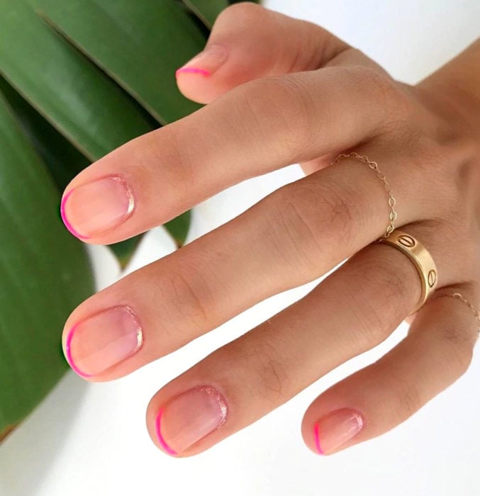 Diseños de uñas sencillos para hacer en casa; manicure francés con esmalte rosa y glitter