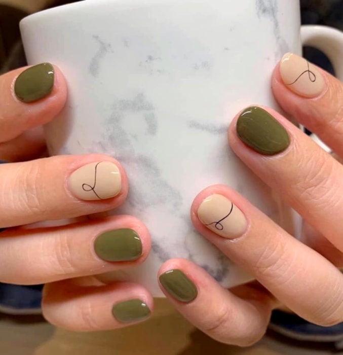 Diseños de uñas sencillos para hacer en casa; esmalte nude, verde con líneas curvas