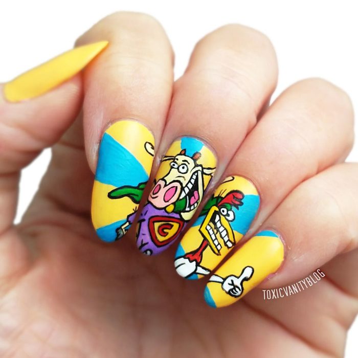 Manicura con diseño de la caricatura de Vaca y Pollito