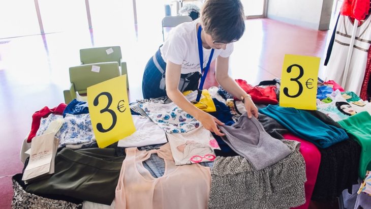 Chica vendiendo ropa en buen estado