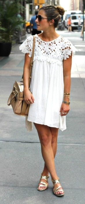 Chica usando un vestido holgado de color blanco con encaje 