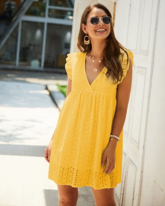 Chica usando un vestido holgado de color amarillo 
