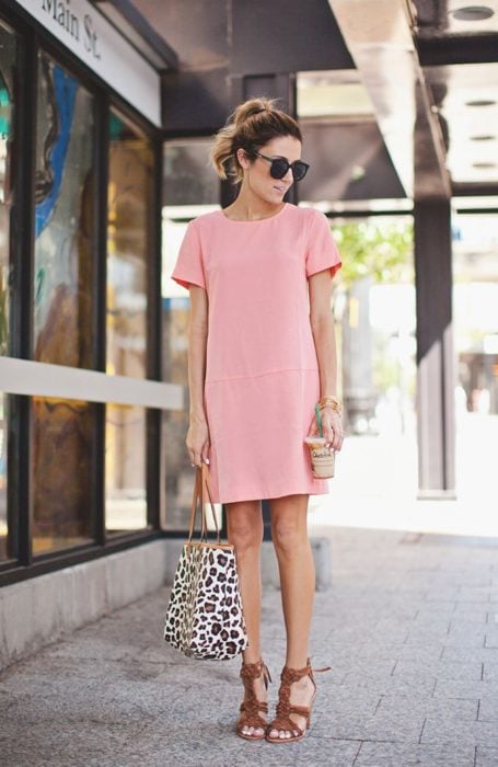 Chica usando un vestido holgado de color rosa 