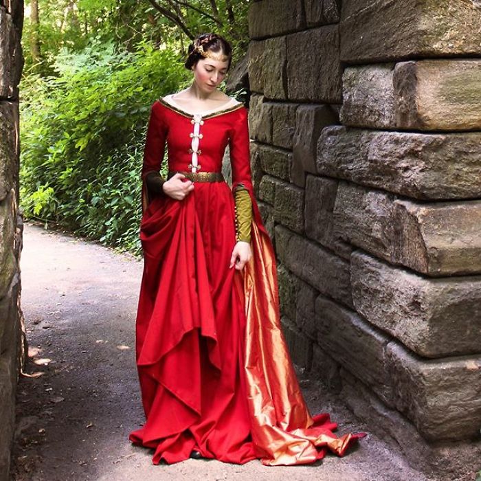 Talentosa diseñadora confecciona vestidos de época a mano Talentosa diseñadora confecciona vestidos de época a mano