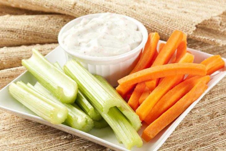 Snack saludable de zanahoria y apio con aderezo