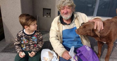 Pequeño convence a su familia de adoptar a abuelito de la calle
