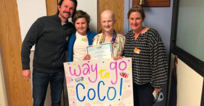 Termina su tratamiento y sus vecinos la reciben con un desfile improvisado