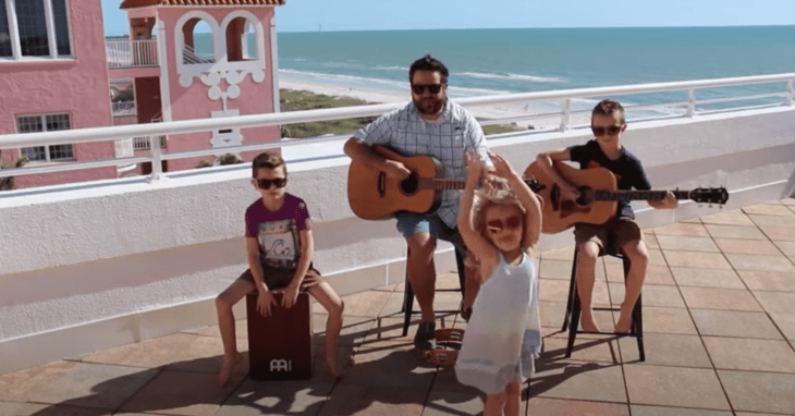 Colt Clark & The Quarantine Kids posando en la playa