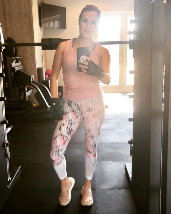 Carrie Underwood usando ropa deportiva y ejercitándose durante el postparto