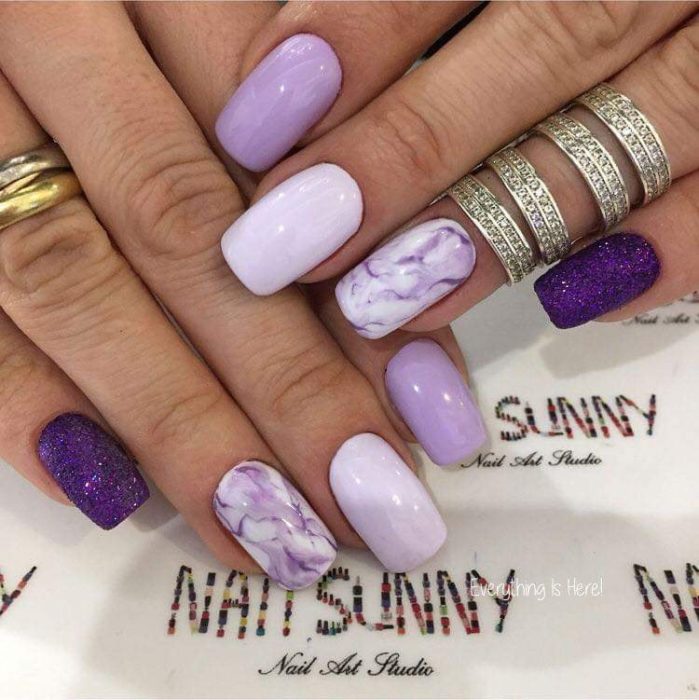 Manicura en tonos lilas con diferentes tonalidades y efecto marmol