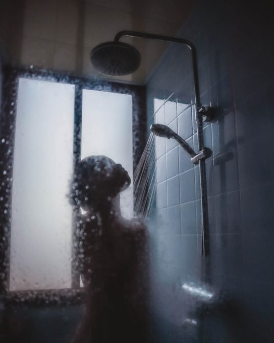 Mujer tomando una ducha