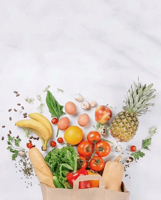 Frutas y verduras saliendo de una bolsa de papel