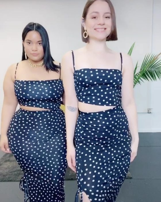 Maria y Denise usando vestido azul amrino de lunares blancos