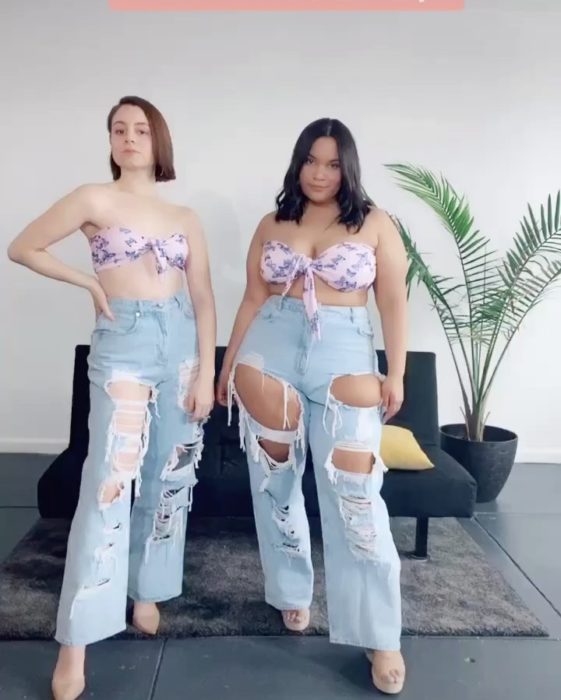 Maria y Denise usando jeans rasgados y top lila