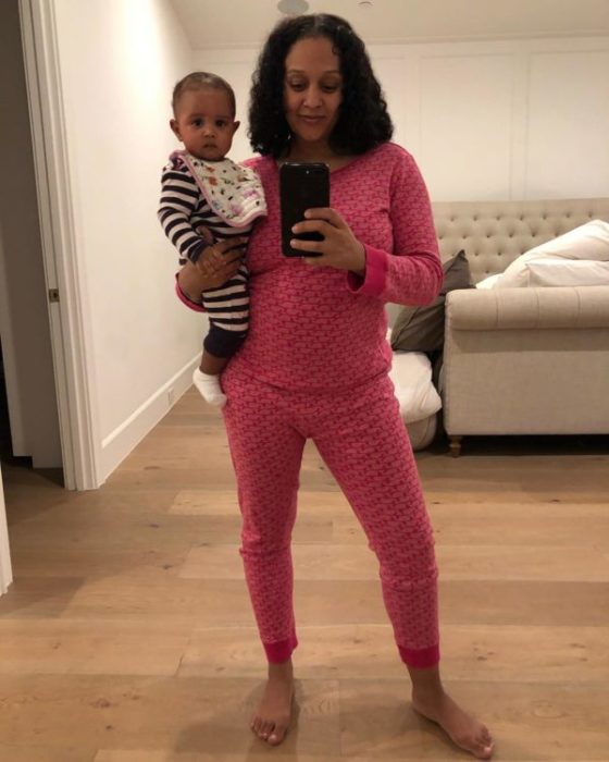 Tia Mowry tomando una foto de ella y su hija después de varias semanas de haber dado a luz