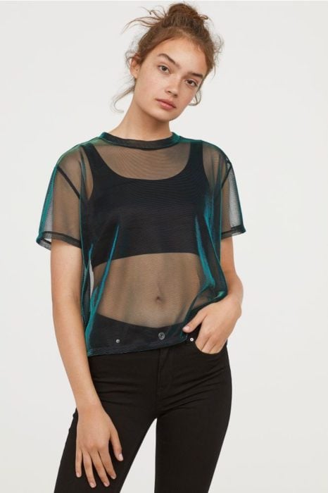 Chica usando top negro con blusa de transparencia de color tornasol