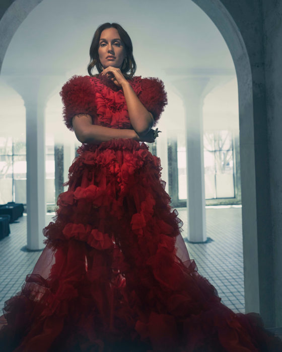 Leigton Mester usando un vestido rojo largo