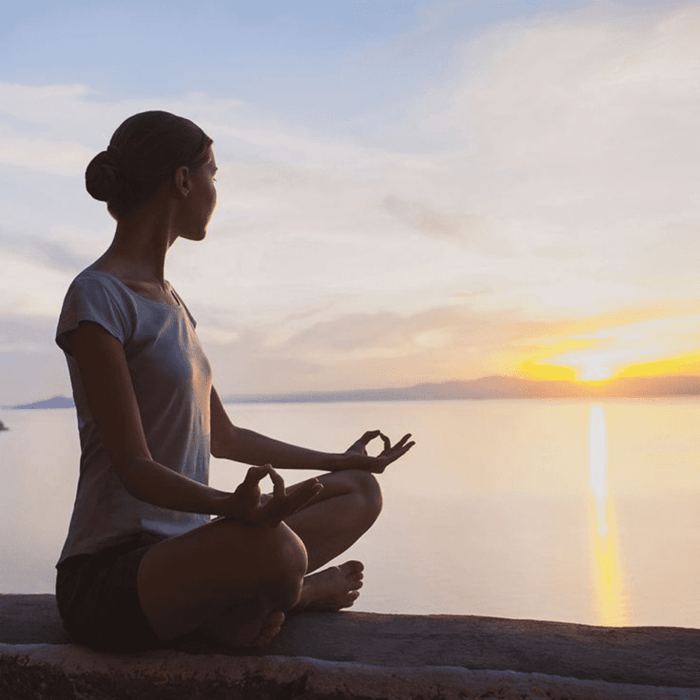 Mujer practicando yoga al aire libre