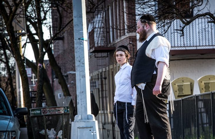 Padre e hijo judios frente a una acera en la serie Menashe