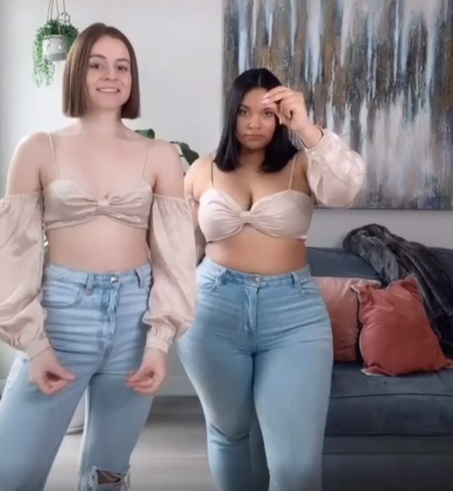 Maria y Denise usando jeans y top dorado