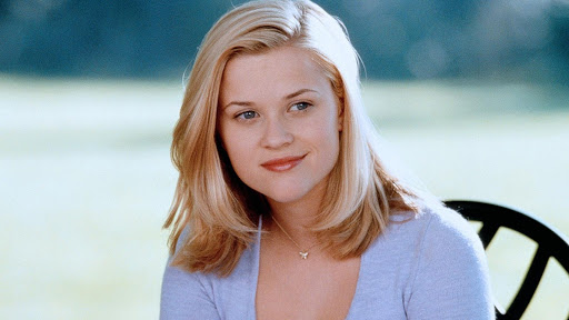 Reese Witherspoon de joven llevando un suéter azul cielo