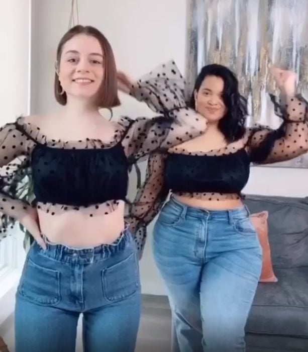 Maria y Denise usando jeans y top de transparencias negro