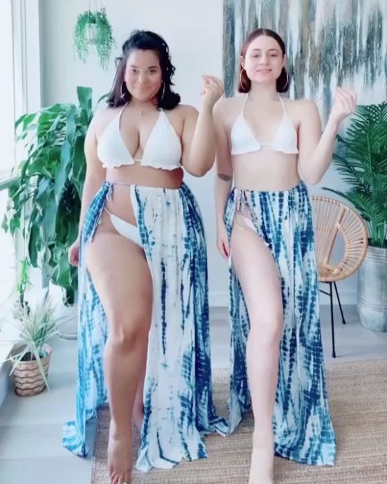 Maria y Denise usando bikini blanco con pareo azul