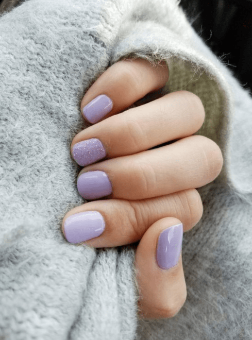 Manicura en tonos lilas con efecto mate y brillo, cortas