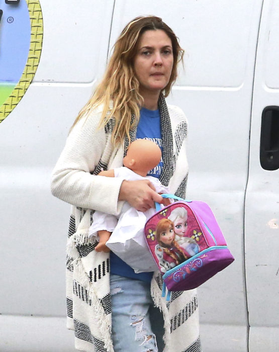 Drew Barrymore caminando después de algunos meses de haber tenido a su segundo bebé