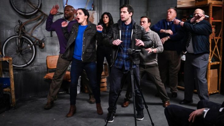 Elenco de la serie Brooklyn Nine-Nine sorprendidos debajo de un sótano 