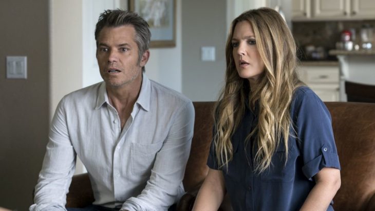 Drew Barrymore sentada en un sofá para la imagen promocional de la serie Santa Clarita Diet 