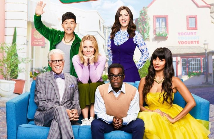 Elenco de la serie The Good Place sentados en un sofá azul rey