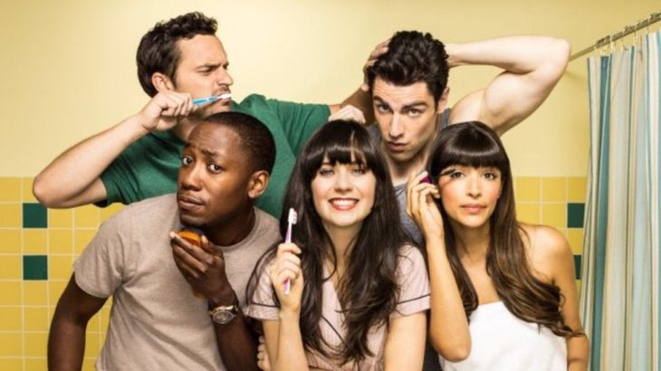 Elenco de New Girl dento de un baño cepillando sus dientes 