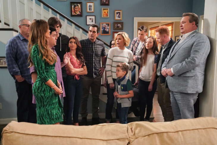 Elenco de la serie  Modern Family dentro de una sala charlando con Sofía Vergara