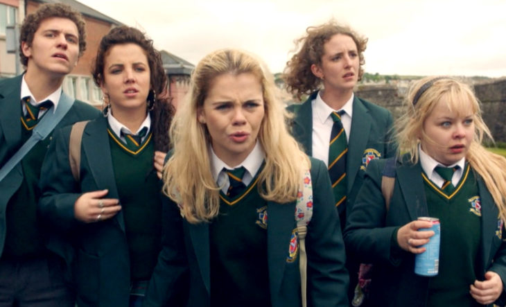 Escena de la serie Derry Girls con la chicas principales sorprendías al ver una pelea