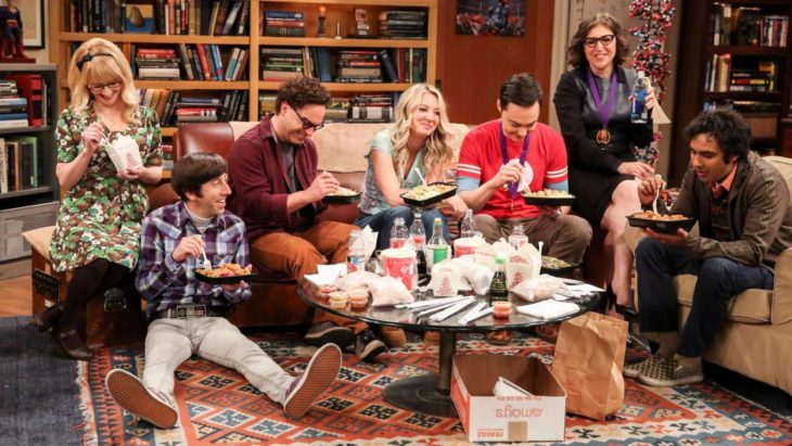 El elenco de The Big Bang Theory reunidos en una sala comiendo sushi y bebidas