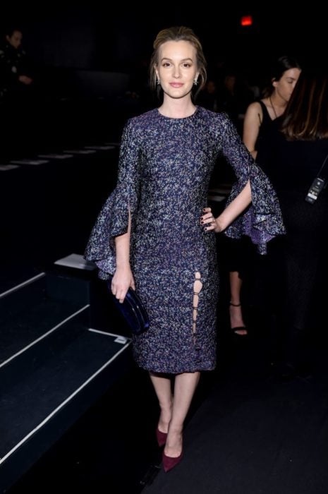Leighton Meester llevando un vestido con flores en tono azul cielo de corte sirena