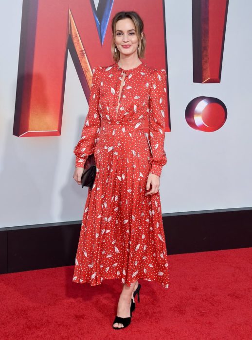 Leighton Meester llevando un vestido rojo co detalles de flores blancos