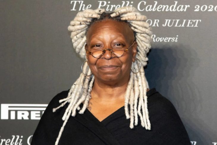 Whoopi Goldberg con cabello rubio claro 