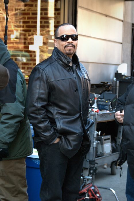 Ice-T con las manos en los bolsillo y gafas oscuras