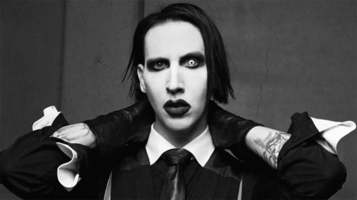 Marilyn Manson tocanso su nuca con sus propias manos