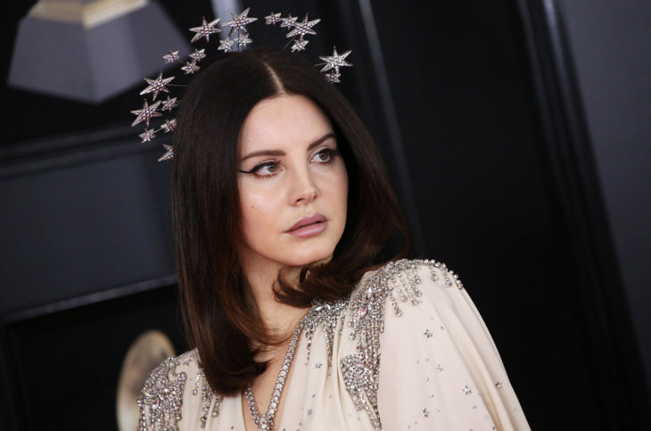 Lana Del Rey llevando una corona de estrellas plateadas
