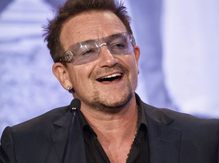 Bono de U2 sonriendo y llevando gafas oscuras