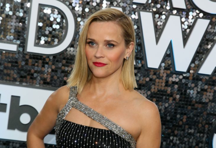 Reese Witherspoon con vestido sin hombros en color negro