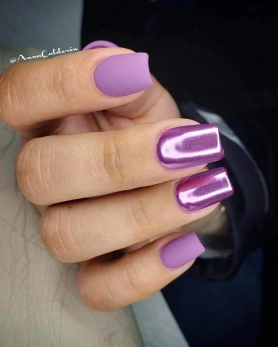 Manicura en tonos lilas con efecto metálico y mate