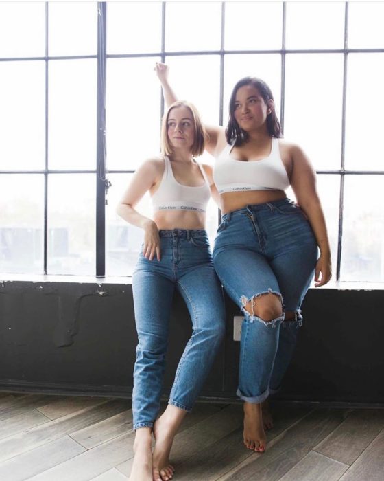 Maria y Denise usando jeans y top blanco