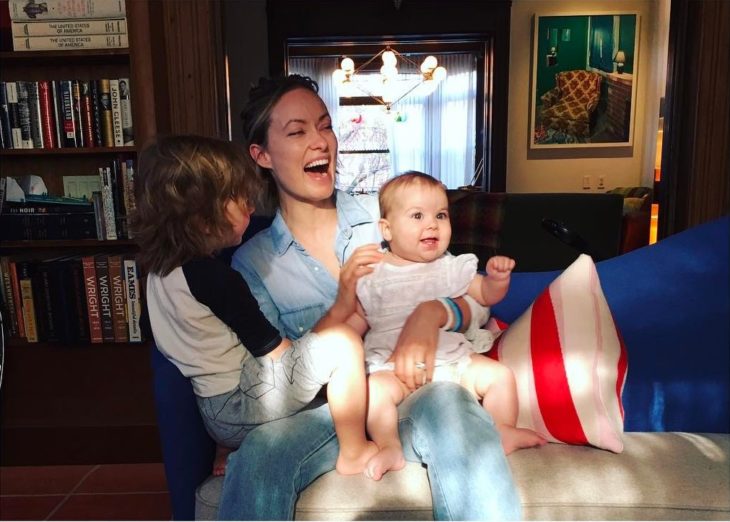 Olivia Wilde riendo mientras esta con sus dos hijos